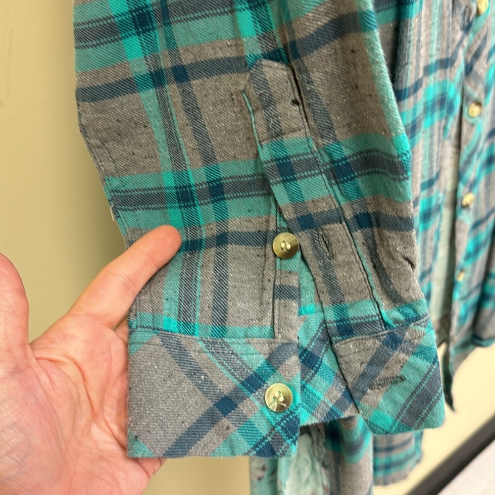 Plus size Tolani flannel long shirt - Picture 4 of 8